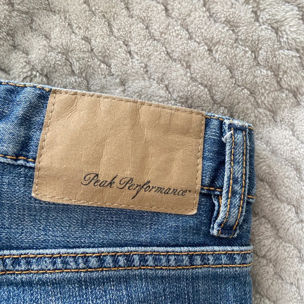Säljer mina Peak performance jeans som är i väldigt bra skick, kontakta mig om du är intresserad ❤️. Jeans & Byxor.
