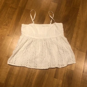 Topp Bikbok - (Lånade bilder!!) Säljer denna super fina topp från Bikbok då den tyvärr inte kommer till användning!!💗 Använd fåtal gånger så i väldigt fint skick!!