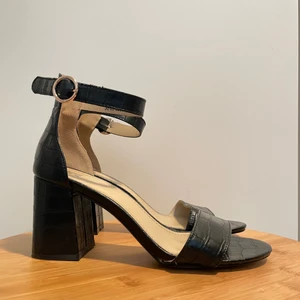 Klackskor  - Klackskor från XIT som har använts ca 10 gånger och fortfarande har en väldigt bra kvalitet.  Storlek 38 och passar bra med en som har 38,5 också. Frakt tillkommer 