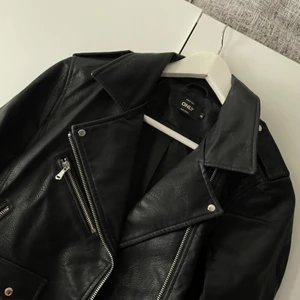 Skinnjacka  - Oanvänd skinjacka i storlek 34