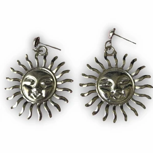 Örhängen  - Säljer ett par coola örhängen då d inte kmr till användning🙌