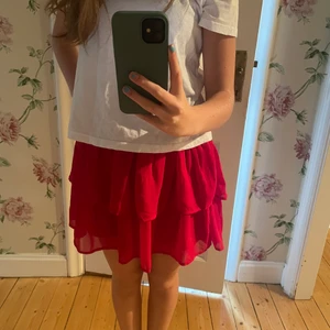 Röd kjol  - Jättefin röd kjol från topshop. Strl 164 men passar XS och S