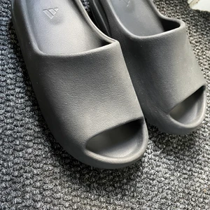 Yeezy slides - Helt nya yeezy slides andävdå ett fåtal gånger. Köpta för 2100kr. Jätte bra skick har du mer frågor hör av dig till mig. Dom är små i storleken så ta gärna nån storlek större en vad du har.