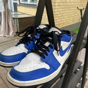 Jordans 1 Low Game Royal - Jordan 1 Game Royal Condition : 6/10 Storlek 44,5   Nypris : 3,6k på Restocks