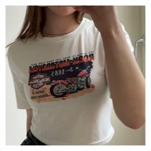 motorcycle tee | SHEIN - ☁️ gullig top från shein me motorcykels tryck på 🏍 använd nåra gånger, fråga om det är något!! 🦢☁️