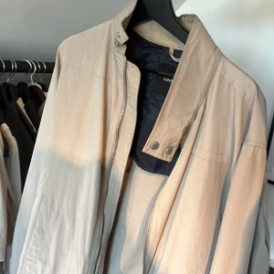 Lindebergh sommarjacka - Väldigt bra skick, tunn sommarjacka, köptes för 1000 kr, säljer för 349kr 