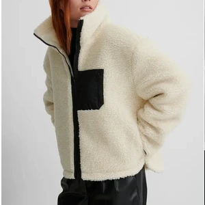 Teddy jacka  - Säljer denna Teddy jackan då den är för stor för mig och inte kommer till användning. I nyskick och hur mysig som helst. Ordinarie pris 799 .  OBS köparen står för frakt 