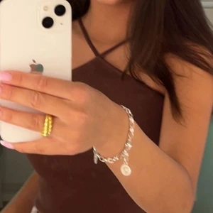 Topp - Säljer mitt super fina linne ifårn bik bok. För jag inte andvänder det längre. Storlek xs men jag brukar bär S och sitter perfekt för mig. Xs/S Kontakta mig vid frågor eller fler bilder🫶🏼