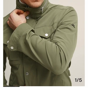 J Lindeberg Bailey stretch jacket - Tjena! Säljer min typ helt oanvända J Lindeberg jacka. Den är i storleken M. Använd typ 4 gånger. Kostade 3000:- ny.