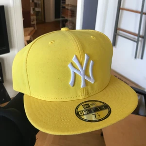Gul yankee fitted cap - Gul snygg new era yankee mlb fitted cap, inga defekter som ny,