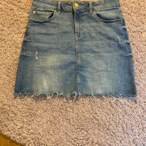  Jeans kjol ! -  En väldigt fin kjol i storlek S . Passar alla längder!  Om ni vill se fler bilder så är det bara att höra av er❤️. köparen står för frakt den.