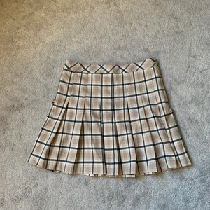 Fin rutig kjol - Jätte fin rutig (tennis?) kjol. Köpt här på Plick men säljer då den är lite stor, väldigt fint skick! Kan mötas upp eller skicka 