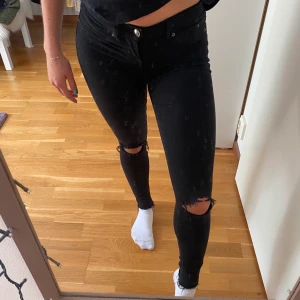 Alex jeans - ”Alex” jeans från Gina. Jag har klippt hål för knäna och även klippt där nere. Medelhöga/låga i midjan. Storlek XS