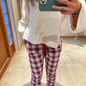 Pyjamasbyxor, hunkemöller - Jättebekväma pyjamasbyxor från hunkemöller. Köptes förra året för 300kr, och har hållt sitt skick bra. Köparen betalar också frakten (39kr)!