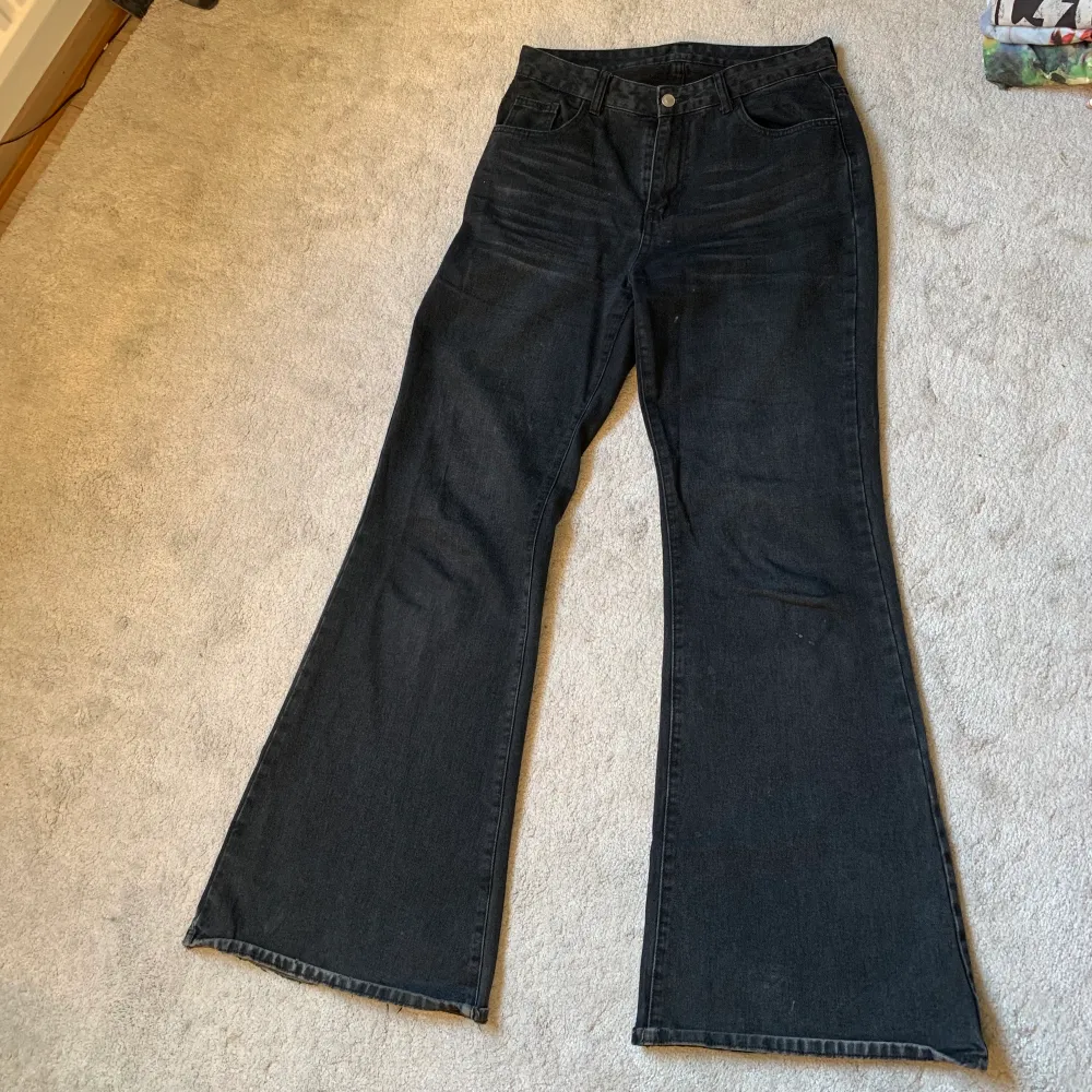 Snygga svarta jeans från Shein. Köpta förra året och mycket välanvända men fortfarande i fint skick! Säljer då de är lite för stora för stora men väldigt bekväma! Kan mötas upp eller skicka . Jeans & Byxor.
