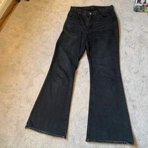 Snygga svarta jeans från Shein. Köpta förra året och mycket välanvända men fortfarande i fint skick! Säljer då de är lite för stora för stora men väldigt bekväma! Kan mötas upp eller skicka 