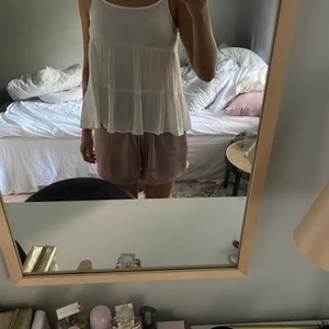 Vitt linne - Säljer det hära linnet från hm, använd ett par gånger men funkar fint!😍😌