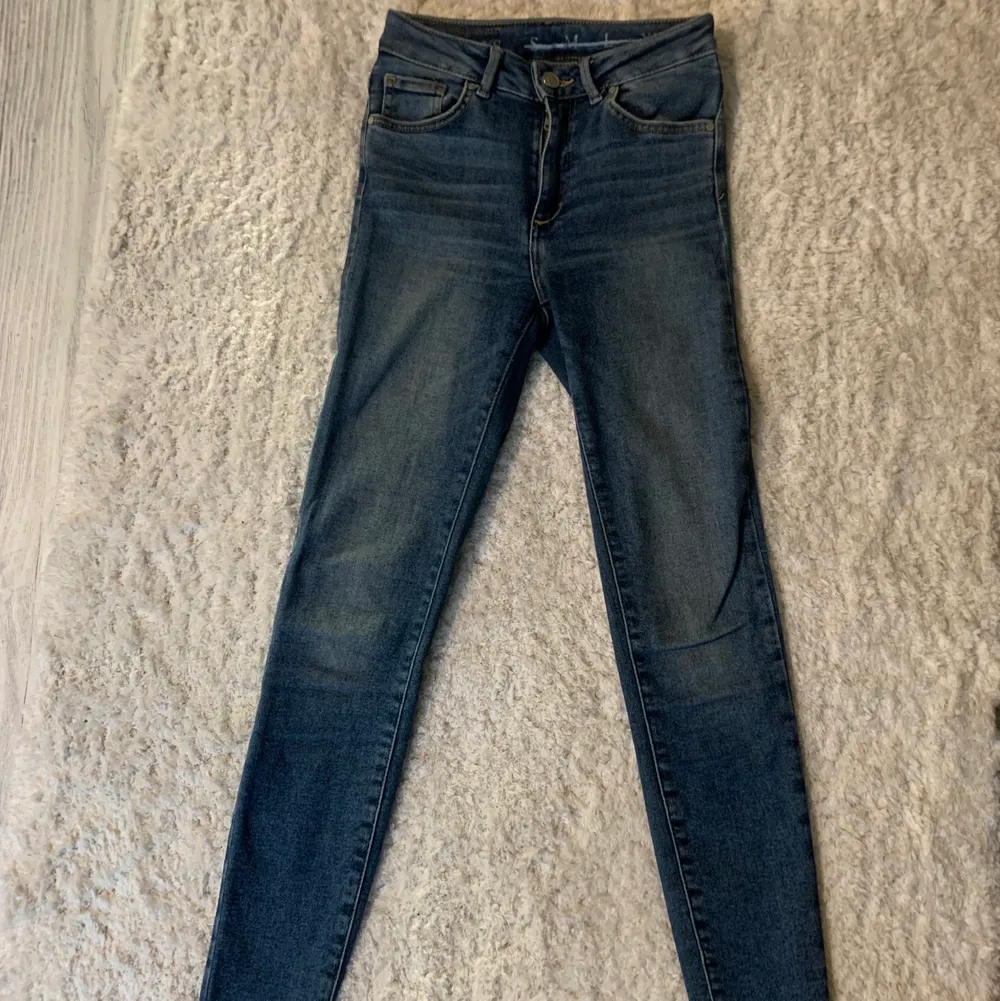 Nya jeans från bikbok strl. XS  Kan fraktas då köparen står för frakten.  . Jeans & Byxor.