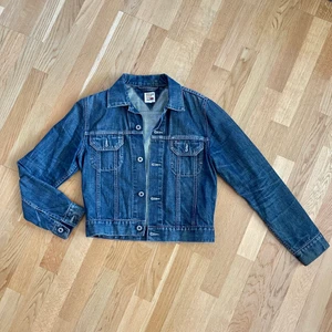 Tommy Hilfiger jeansjacka - Snygg Tommy Hilfiger jeansjacka i gott skick. Kortare variant, storlek small.  Köparen betalar frakt. 