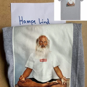 Supreme Rick Rubin Tee - Supreme Rick Rubin Tee inköpt från supremenewyork.com FW21. Grå Helt ny, oanvänd, strl XXL. 