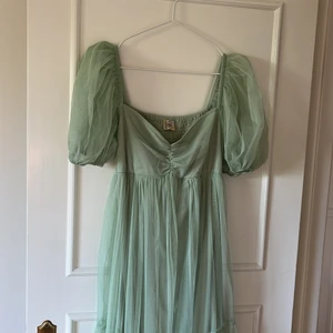 Oanvänd salviagrön klänning - Oanvänd långklänning från Asos. Köptes inför ett bröllop. Storlek 8 / 36 / S. Ord. pris 1148 kr