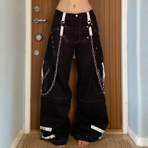 Byxor - Coolaste byxorna jag äger men inte min stil så de används inte :( några nitar har ramlat av men lika snygga ändå. Midja ca 87 cm och innerbenslängd 90 cm. Möts i Stockholm eller skickar mot fraktkostnad <3