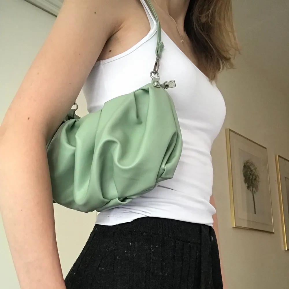 En liten mintgrön handväska från shein, är helt felfri och har använts ett fåtal gånger, alltså nästan helt ny. Kontakta mig för fler bilder eller frågor 😊   Ha en fortsatt fin dag/kväll!. Väskor.