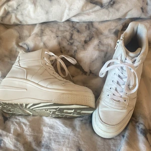 Vita höga skor - Säljer dessa jättefina vita skor pga att dom blivit försmå på mig, hör av er vid intresse, frågor eller om ni vill ha fler bilder, priset kan diskuteras vid snabb affär❤️