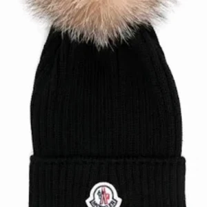 Moncler mössa  - Säljer denna jättefina moncler mössa, dock i färgen mörk blå (nästintill svart) och ljus boll .  Sparsamt använd. Säljer pga använder ej❤️ Kan tänka mig att sänka priset vid snabb affär.   Kvitto finns. 