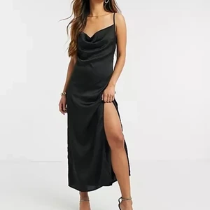 Svart satinklänning med slits - Säljer denna superfina klänning som inte kommer till användning i storlek S