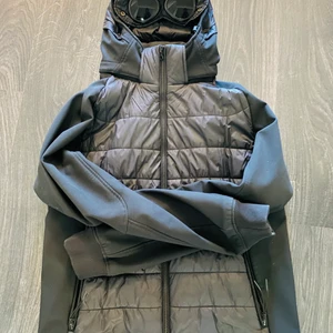 Cp Company goggle jacket - Hej säljer nu min vinterjacka för jag är sugen på något nytt, den går inte att köpa längre och den är väldigt välvårdad och inga skavanker alls, Byte är också intressant 