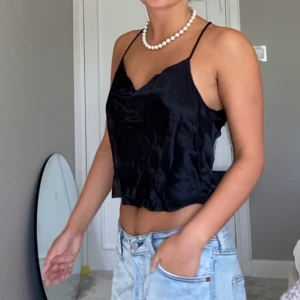 Zara topp - Snygg svart topp från Zara. Storlek XS och öppen i ryggen. Skriv för mer bilder!💗