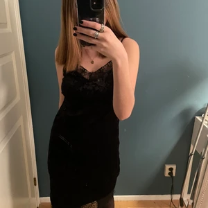 Svart klänning - Så snygg klänning med lite spets detaljer uppe och nere. köpt second hand. Endast använd 2 ggr så den är i bra skick. Står strolek M men passar bra på mig som har s. Pris 50kr+frakt 