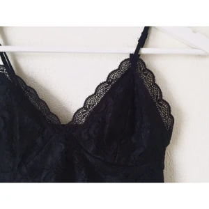  - Snygg svart topp från bikbok med spetsdetaljer 
Använd 2 gånger
Hör av dig för fler bilder eller frågor 