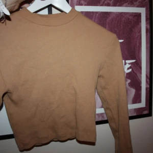  - Fin långärmad topp från NA-KD. Storlek XS. Endast använd en gång :) fin detalj längst ut på ärmarna.

Frakt kostar 30kr
Kan mötas upp i Vallentuna, Täby C eller Vällingby C :)