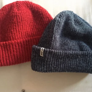  - 50kr styck eller båda för 80! Den röda mössan är köpt på Urban outfitters  Den blå är nog också köpt på Urban outfitters, märke NIKE SB