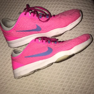  - NIKE TRAINING ZOOM FIT Nike träningsskor, storlek 39, använda utomhus 3-5 gånger.