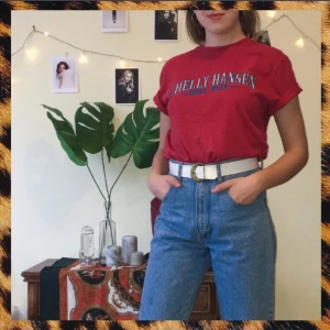  - Röd och assnygg Helly Hansen t-shirt köpt på second hand! Stoppa in den i ett par mom jeans som på bilden, och hur snyggt hade det inte varit med en vit turtleneck under??? :)