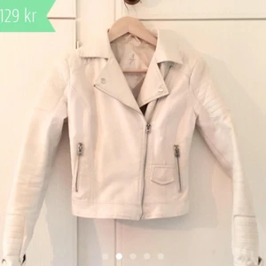  - Snygg skinnjacka i bikermodell. Vit med silvriga detaljer. I gott skick! 