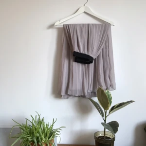  - Lång kjol i plisserat tyg. I jättefint skick. Går till mitten på vaden ungefär (på mig) :) 