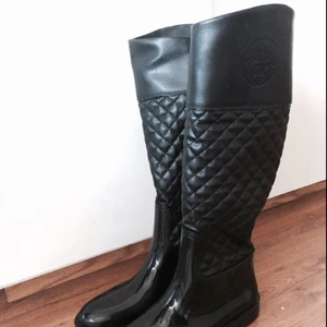  - Stövlar från Guess. Sparsamt använda (typ två gånger) i storlek 40. Ljuvligt foder inne i stöveln som håller värmen! PRISET KAN DISKUTERAS