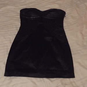  - Jättefin klänning i satintyg med skinndetaljer (faux)
Så fin och formar kroppen så bra! Fint nästintill oanvänt skick.

Jag kan frakta eller mötas upp. Vid frakt står köparen för porto. 
Pris kan diskuteras vid snabb affär.

