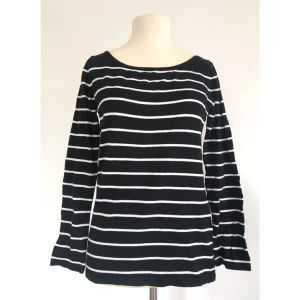  - Klassisk randig tröja i skön kvalité.

Märke: Vero Moda
Storlek: L
Skick: Mycket gott. Sparsamt använd.

Pris: 50 kronor eller bud.

Frakt: Betalas av köparen.

Mängdrabatt och samfrakt vid köp av flera plagg.