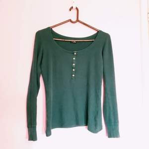 ✨ Säljer en kall grön tröja i storlek S då den är för stor för mig. 

✨ Skick: tröjan är i ett bra skick och har använts flera gånger 