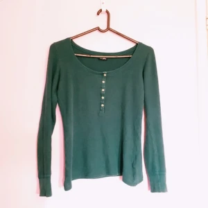  - ✨ Säljer en kall grön tröja i storlek S då den är för stor för mig. 

✨ Skick: tröjan är i ett bra skick och har använts flera gånger 