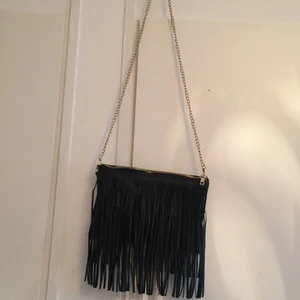  - Fransväska med guldig kedja (Fraktar endast, frakten ingår i priset)