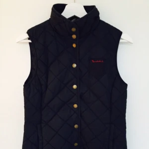  - Marinblå väst från Bondelid
Strl XS men passar utmärkt en S-M