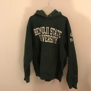  - Grön vintage champion collage hoodie! Säljer den pga använder den inte längre. 