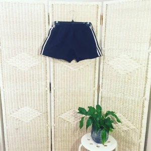  - Adidas avklippta shorts!!! Jag har tyvärr växt ur dem 😭Brukar vika upp dem en gång för jag föredrar det men dem är snygga att ha utsläppta också bara ser lite mer rough ut🤓 välanvända och passar perfekt nu när värmen börjar krypa sig på 🔥🔥🔥

FRI FRAKT 💌