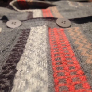  - Varm, mysig och söt kofta från bondelid. Sparsamt använd med fina stickade mönster. 
Material: 93% ull, 3% acryl, 2% nylon och 2% mohair. 